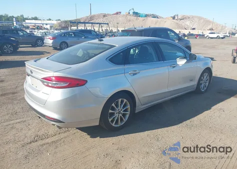 2017 Ford Fusion Energi Titanium z USA, uszkodzony, nr VIN 3FA6P0SU2HR208260